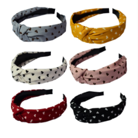 Diadema de tela con diseño de corazones